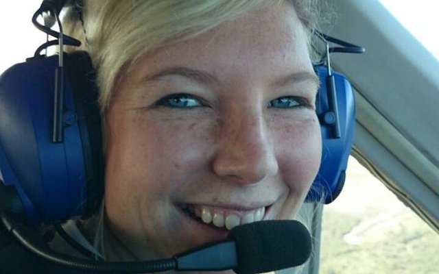 ‘n Trotse Tanya Kleynhans van Pearly Beach sit hier in die stuurkajuit van ‘n vliegtuig. Sy het eers haar Private Pilot Licence (PPL) op 15 April 2012 verwerf en daarna haar Commercial Pilot Licence (CPL) op 22 Mei 2015 - presies 5 jaar en 1 maand na haar pa, Theo Kleynhans, se noodlottige vliegongeluk in ‘n 2-sitplek mikroligte vliegtuig naby Pearly Beach lughawe in 2010. 